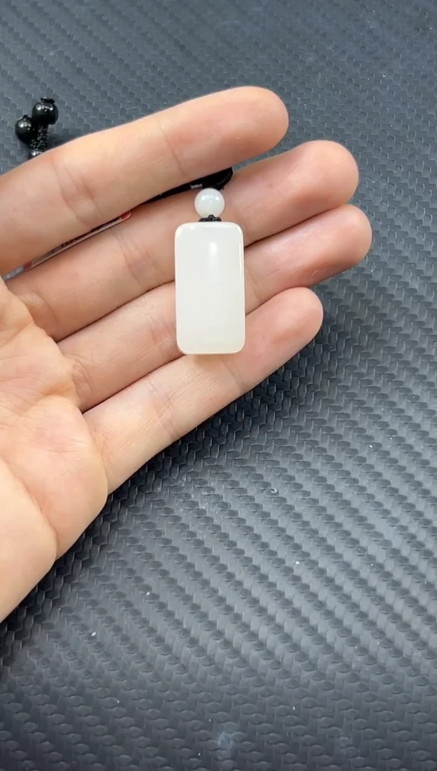 和田玉未镶嵌吊坠(赠链)黑山微色差吊坠