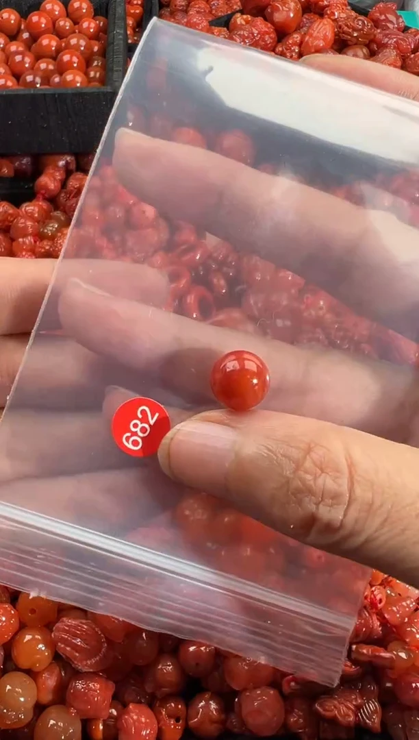 南红玛瑙未镶嵌颈饰1