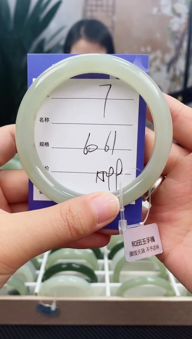 和田玉手镯未镶嵌微色差7