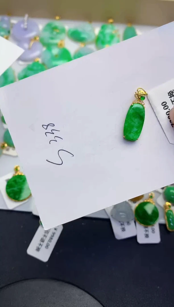 翡翠18K金镶嵌颈饰缅甸天然翡翠A货