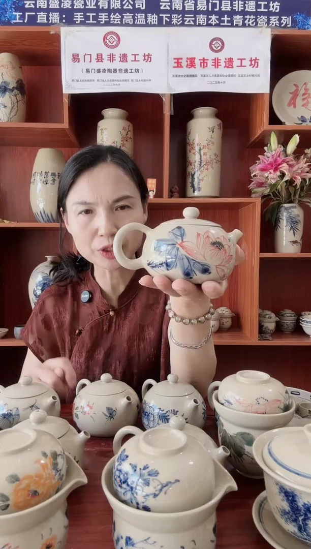 破**蝶青花红荷花茶壶一把