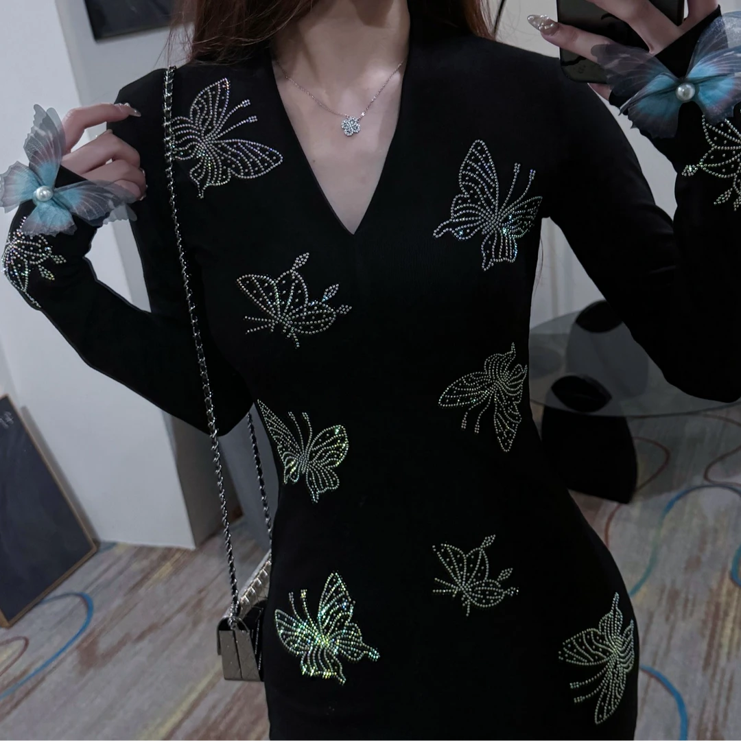 【专属】V领蝴蝶烫钻长袖连衣裙女加绒秋冬新款显瘦内搭打底包臀裙