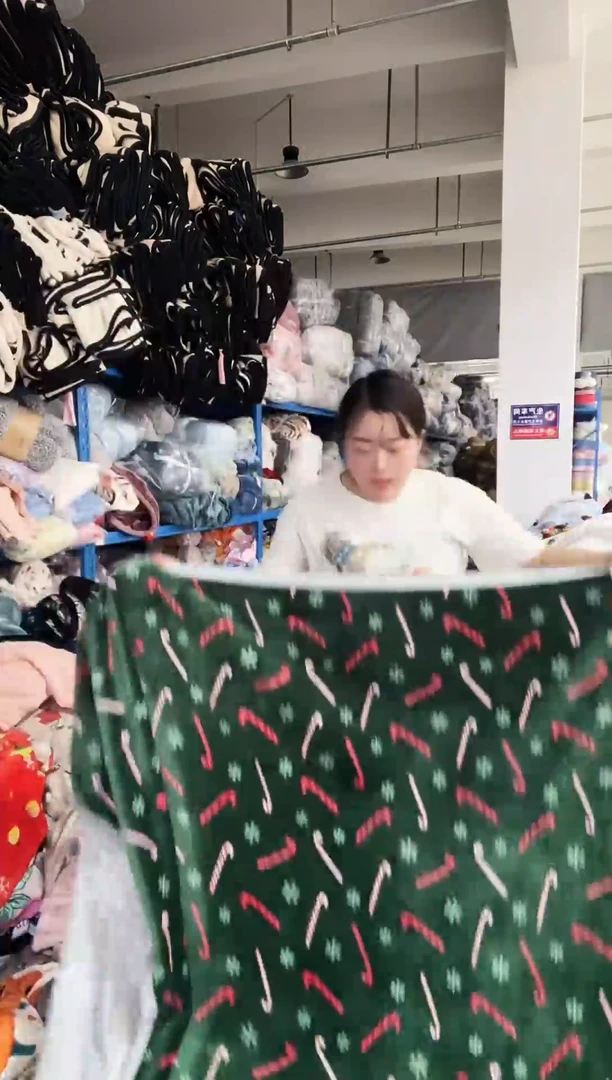混纺主播手上展示的产品