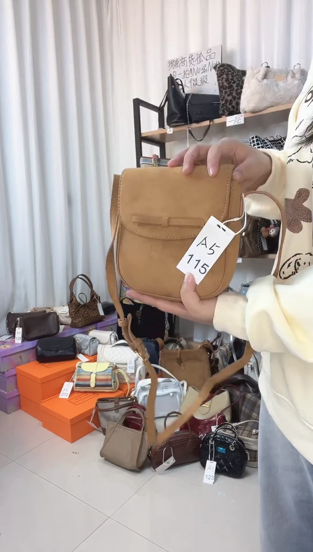 PU115麂皮绒斜跨手机包