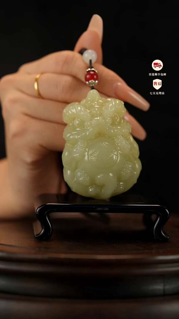 云南石竹叶青雕刻：醒狮抱球手把件
