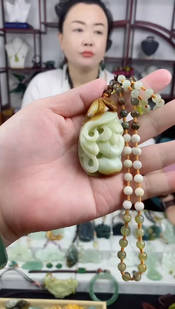 未镶嵌岫玉颈饰1