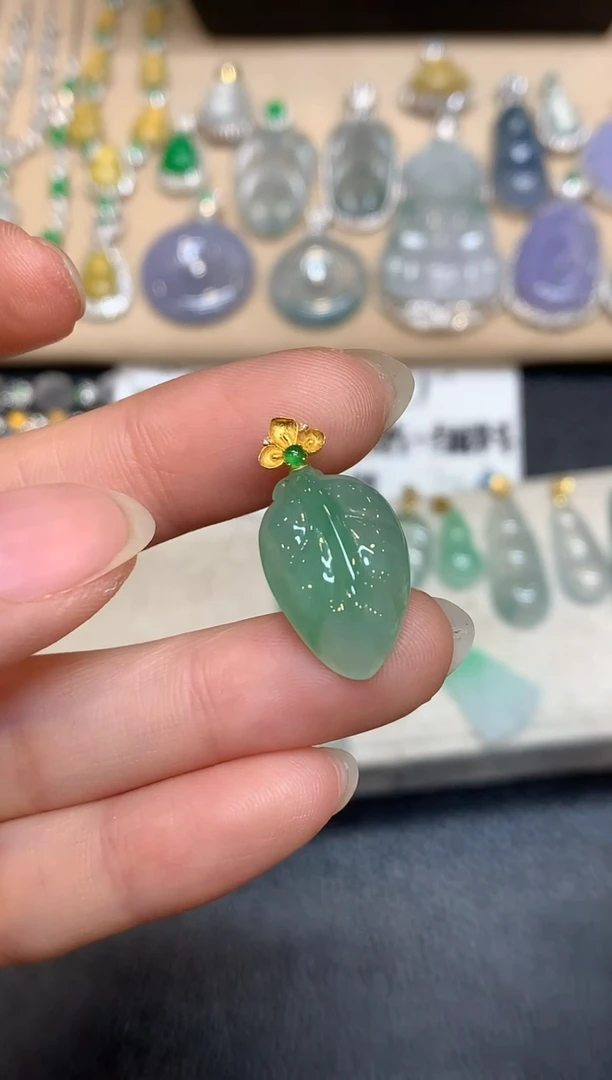 颈饰18K金镶嵌翡翠树叶【无服务费