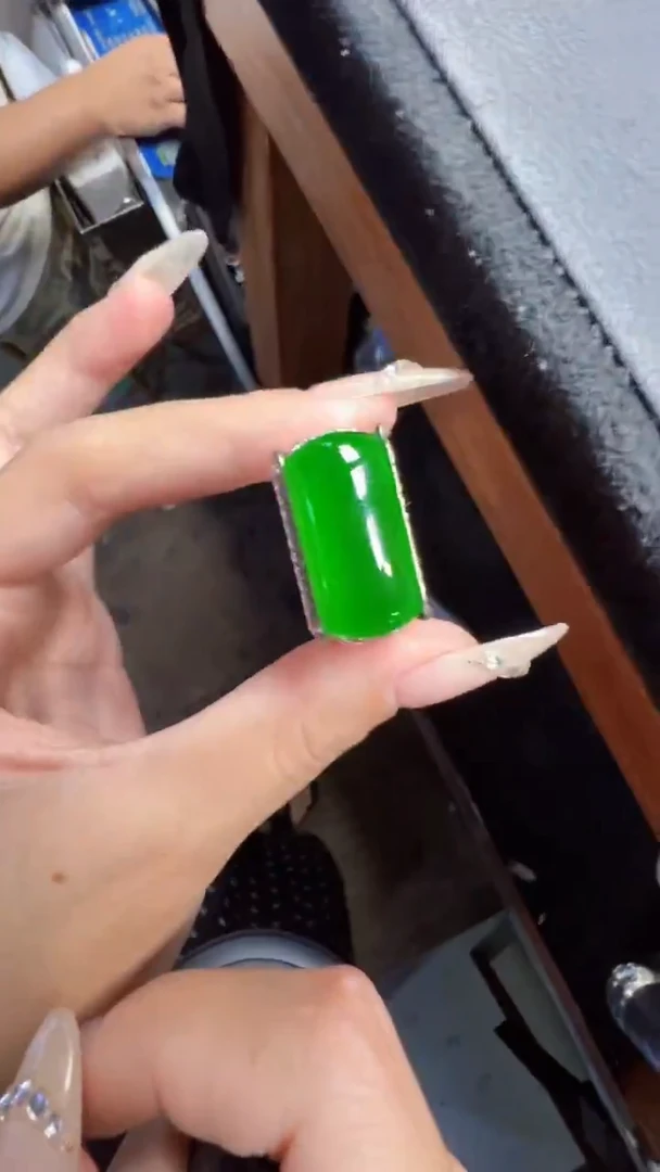 未镶嵌定制翡翠翡翠A货有轻微色差属于正常现象，戒指多样性发货1