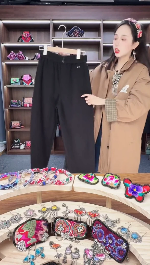 织绣幸***?蒙阿苏苗绣传承店黑色