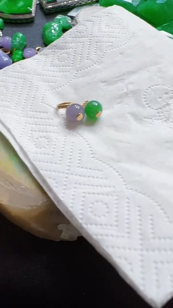 颈饰18K金镶嵌翡翠吊坠