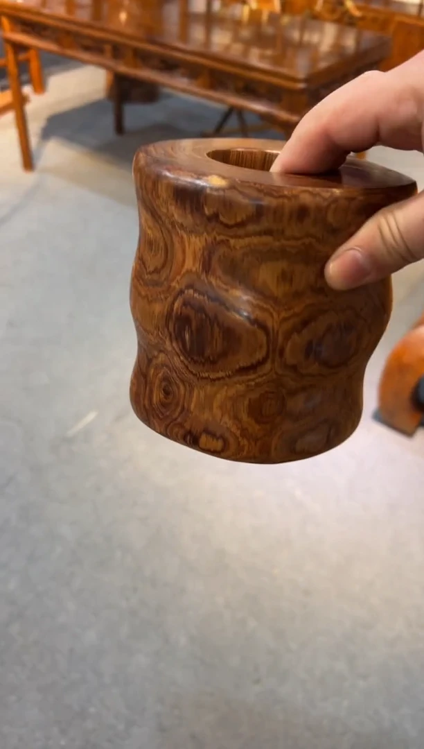 【闪购商品】花梨木类木雕随行笔筒