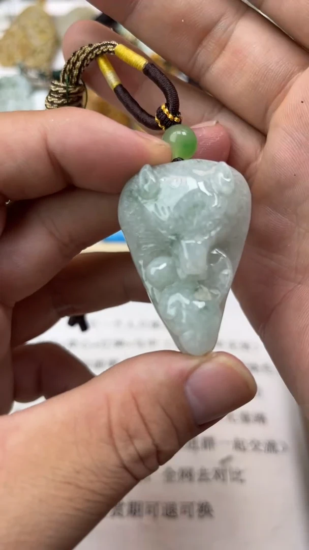 颈饰未镶嵌翡翠求**得天然翡翠