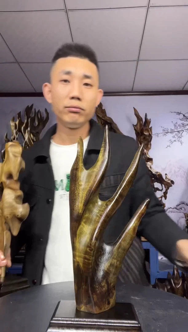金丝楠木雕款青**在金丝楠木工艺品摆件