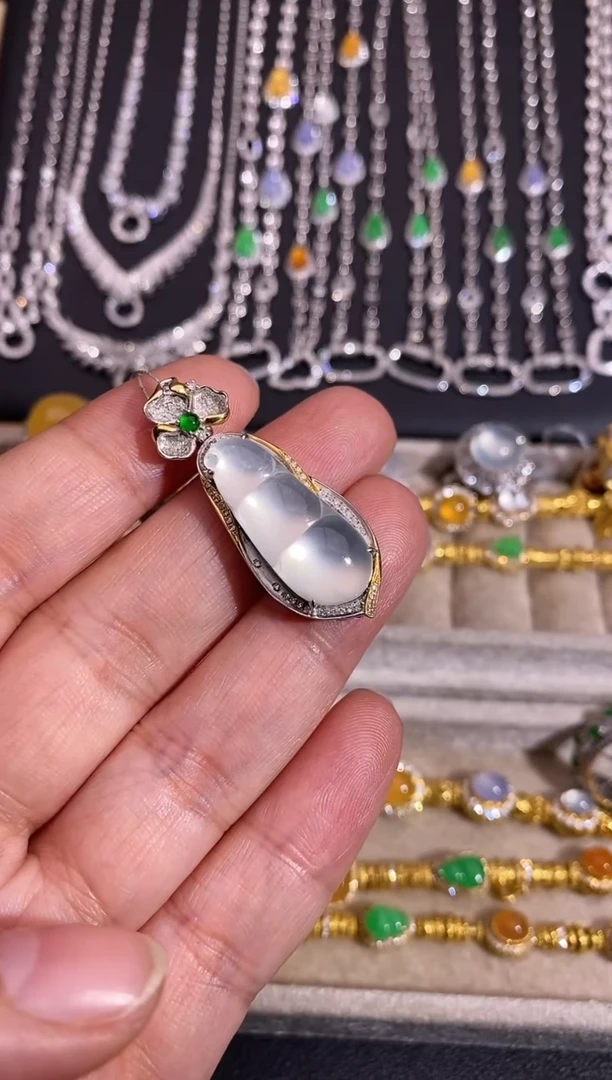 颈饰18K金镶嵌翡翠吊坠