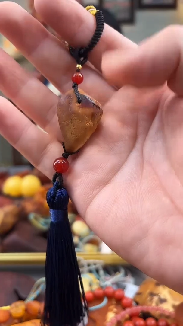 未镶嵌颈饰琥珀挂件