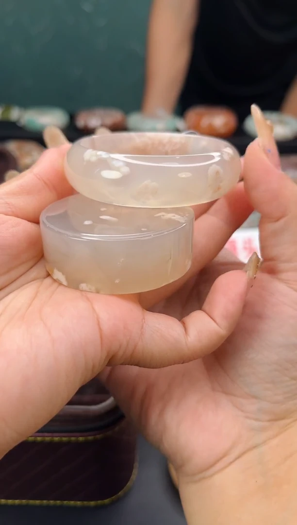 未镶嵌手镯石英质玉（53圈口)赠送镯心