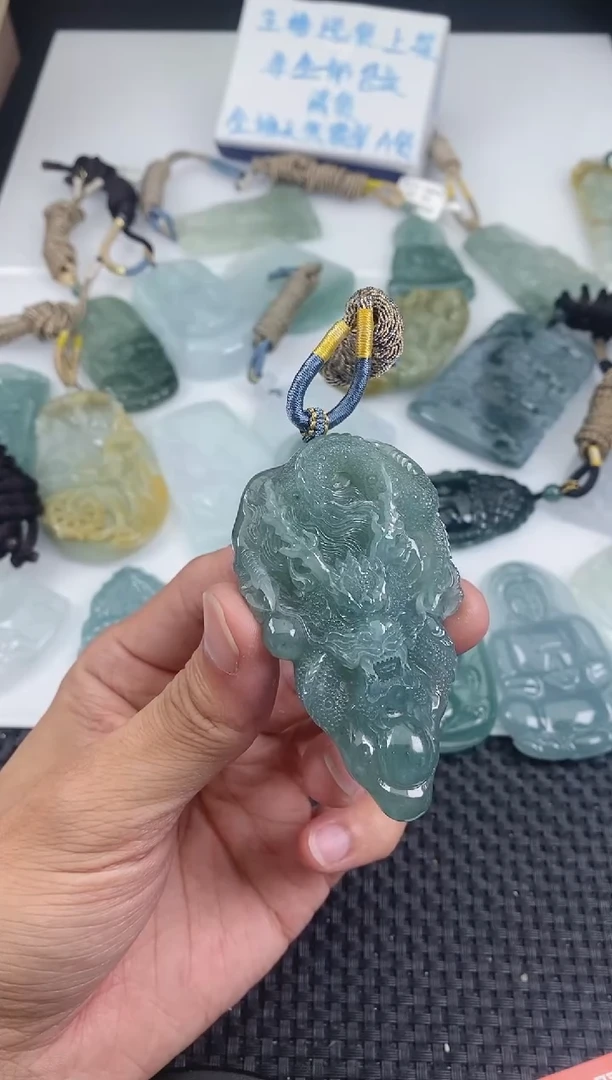 翡翠未镶嵌颈饰