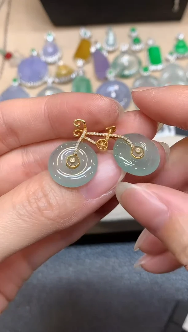 颈饰18K金镶嵌翡翠平安扣【无服务费