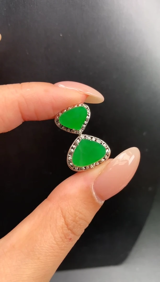 颈饰18K金镶嵌翡翠无事牌