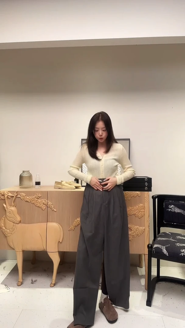 灰色直筒休闲西裤