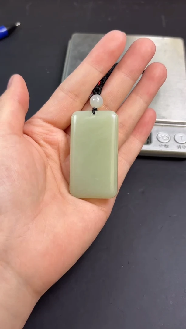 【闪购商品】和田玉吊坠(赠链)未镶嵌且末微色差迪克兰吊坠