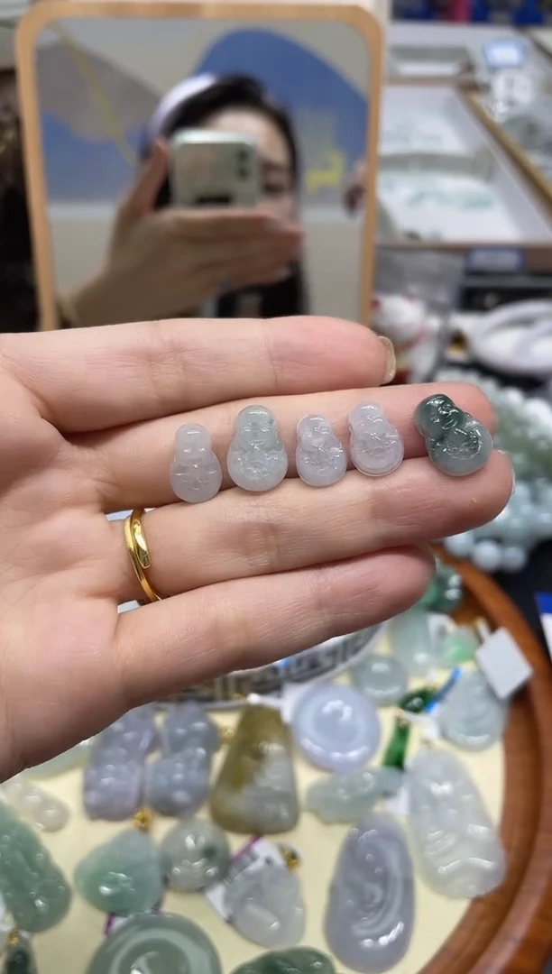 翡翠未镶嵌颈饰多样性发其一