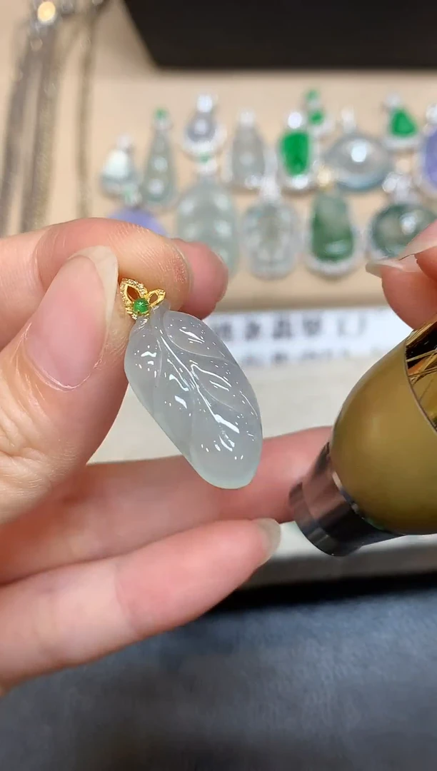 颈饰18K金镶嵌翡翠树叶【无服务费