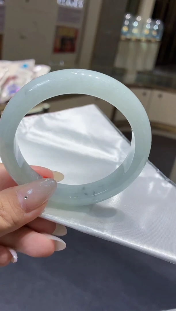 翡翠手镯未镶嵌翡翠手镯