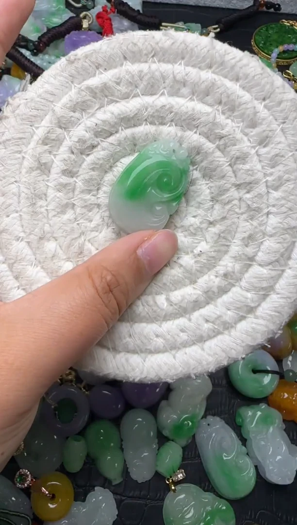 颈饰未镶嵌翡翠缅甸翡翠吊坠
