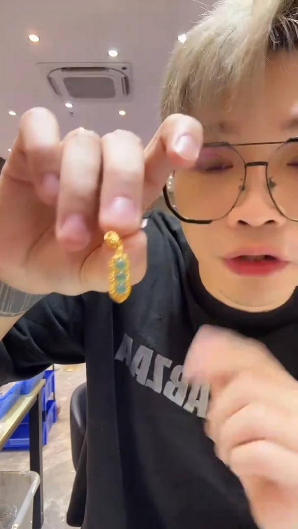 翡翠18K金镶嵌颈饰K121..