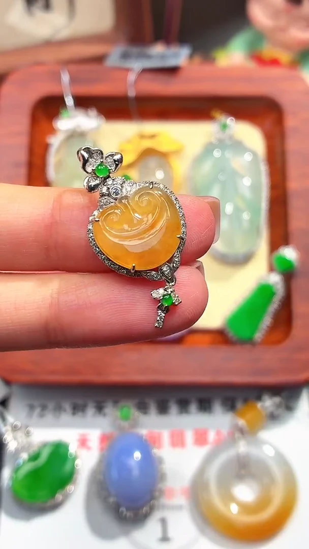 颈饰18K金镶嵌翡翠吊坠