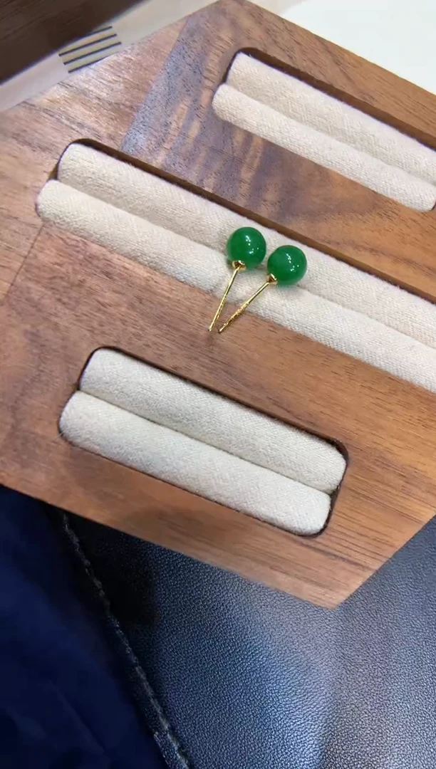 18K金镶嵌翡翠耳饰耳钉