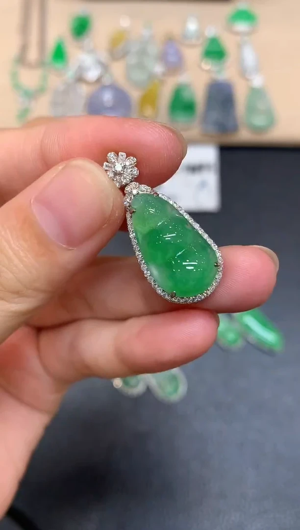 颈饰18K金镶嵌翡翠福豆【无服务费