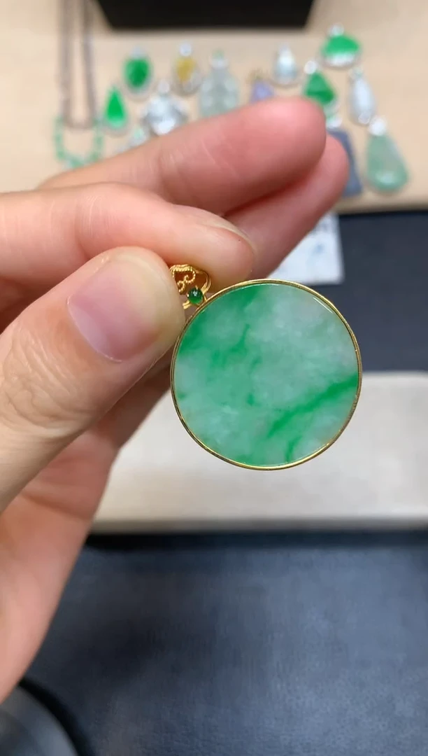 颈饰18K金镶嵌翡翠圆牌【无服务费