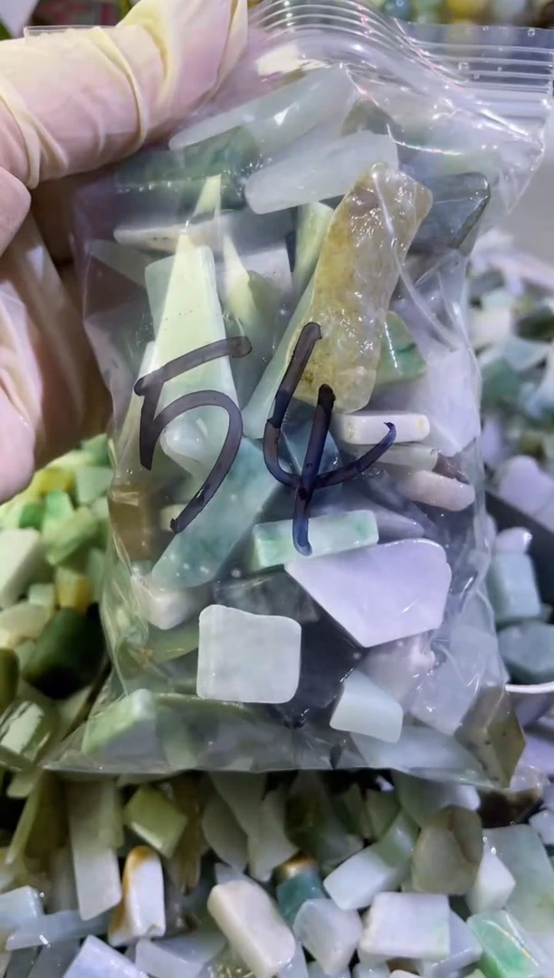 【闪购商品】翡翠颈饰未镶嵌天然翡翠中号500克54