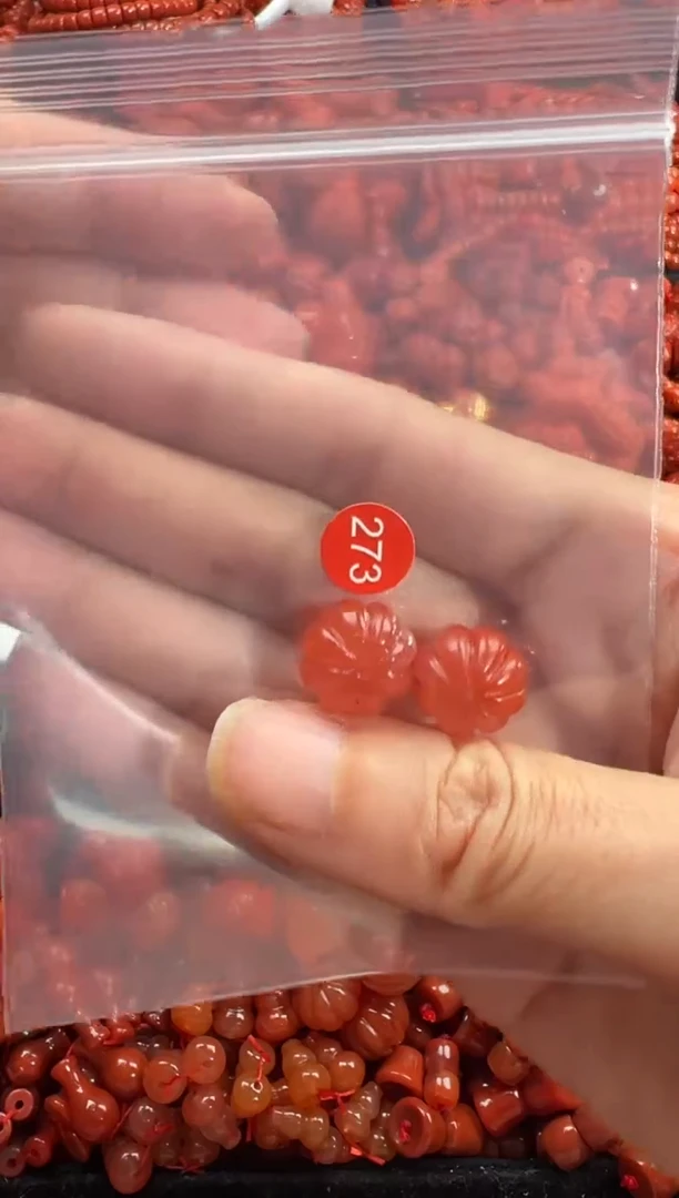 南红玛瑙未镶嵌颈饰1
