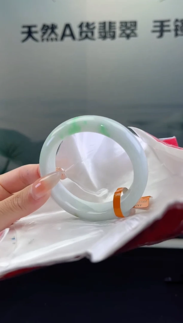 翡翠手镯未镶嵌翡翠手镯