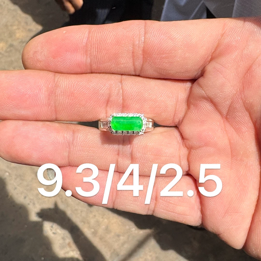 0927(小哪吒在源头)冰玻种翡翠马鞍阳绿戒面干净肉细荧光足M80