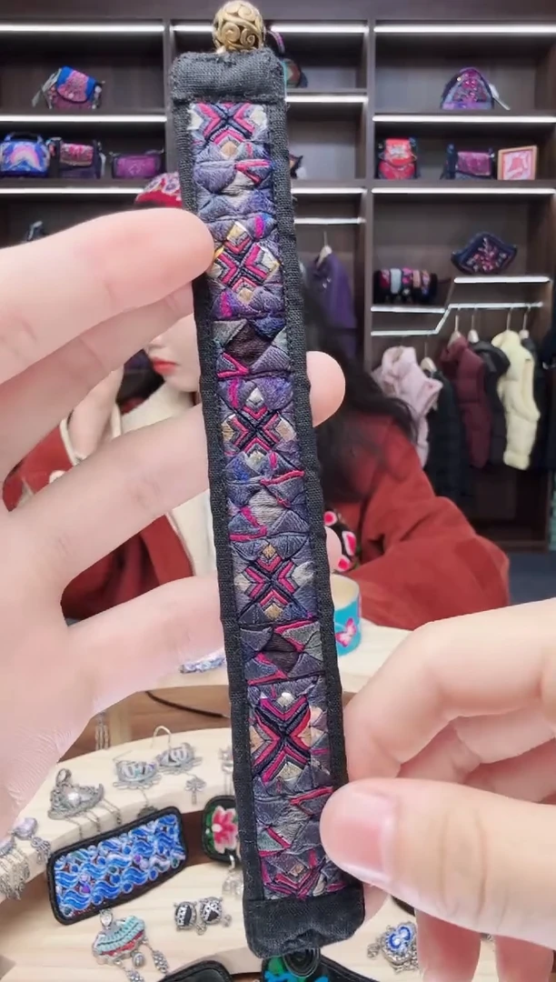 织绣3蒙阿苏苗绣传承店