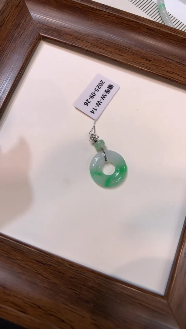 颈饰18K金镶嵌翡翠甜甜圈