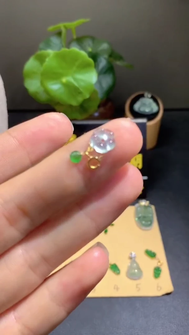 颈饰18K金镶嵌翡翠翡翠A货