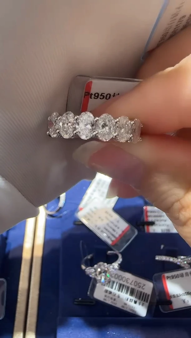 铂Pt950镶嵌合成钻石耳饰椭圆六公主1.8ct