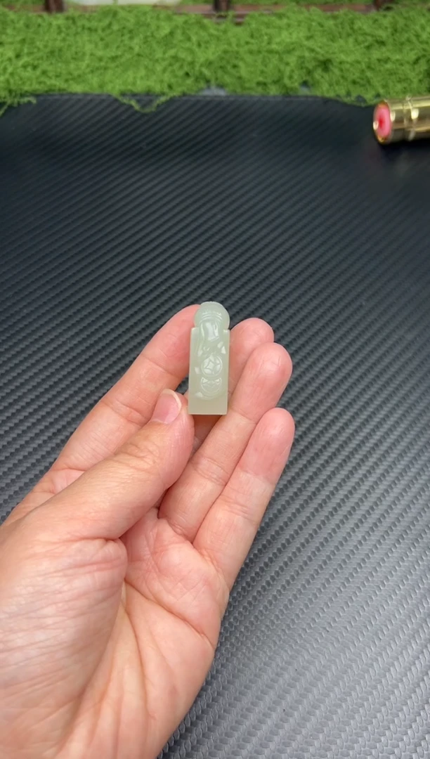 吊坠(赠链)未镶嵌和田玉且末微色差迪克兰一细吊坠