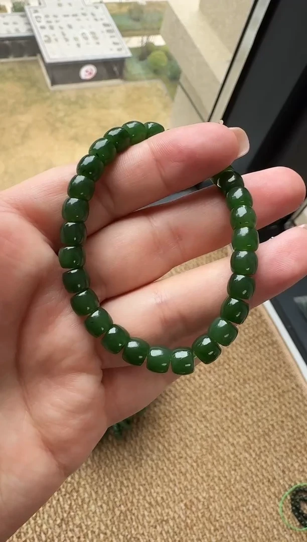 未镶嵌手链和田玉（碧玉）直切6*7有黑点