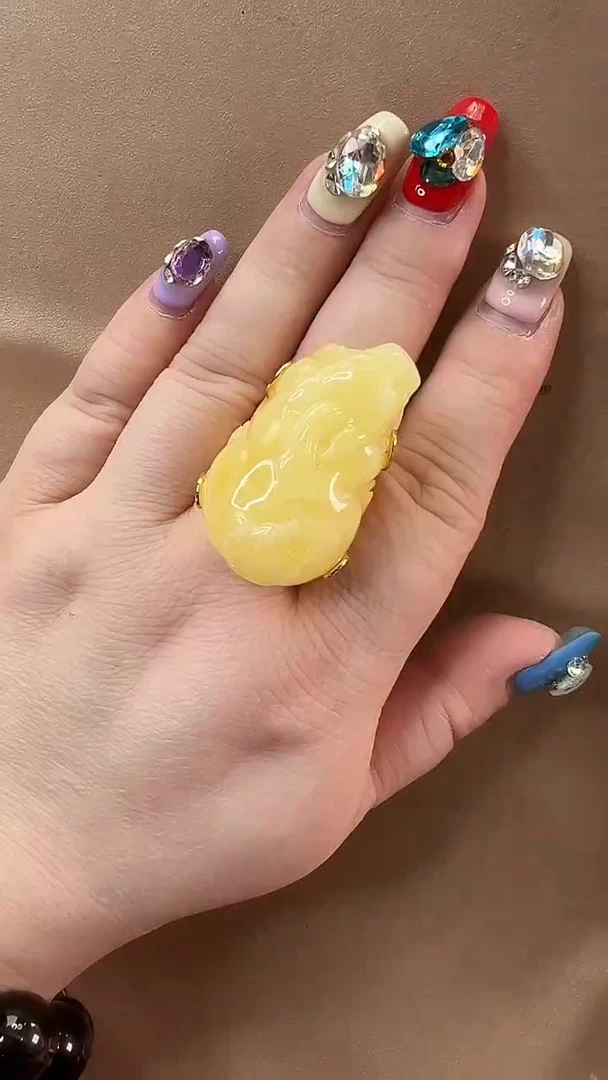 未镶嵌颈饰琥珀戒指
