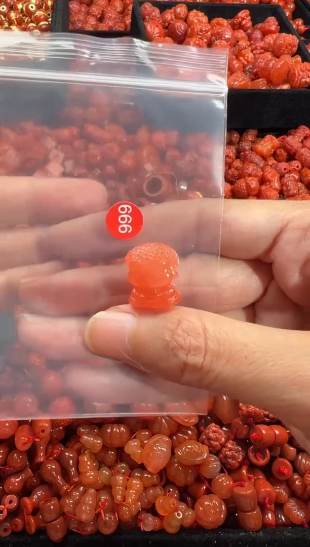 南红玛瑙未镶嵌颈饰1