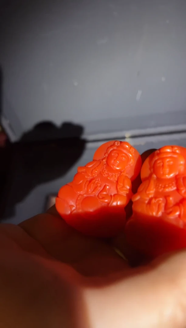 和田玉未镶嵌颈饰和田玉 红观音像吊坠 其中一个给