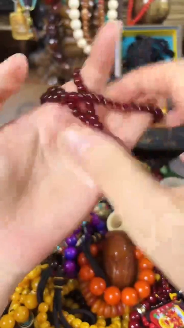 未镶嵌颈饰血珀..................