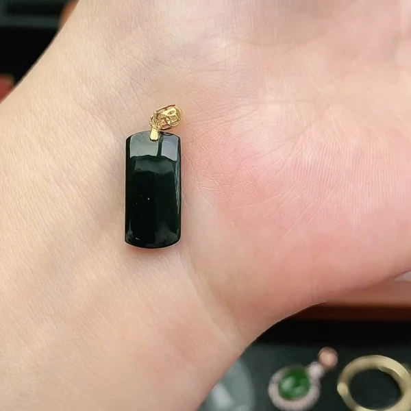 鑫辰珠宝天然A货翡翠设计款时尚百搭吊坠