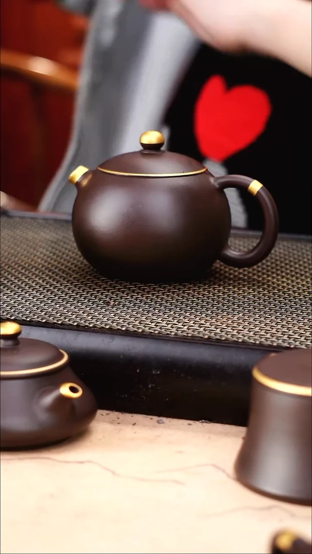 茶壶紫砂四号井茄皮紫泥描金鱼嘴西施180cc